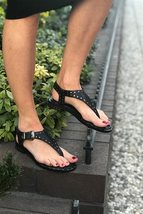 Siyah Metal Taşlı Deri Sandalet - ELINA