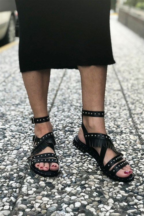 Siyah Metal Taşlı Püsküllü Sandalet - SEINA