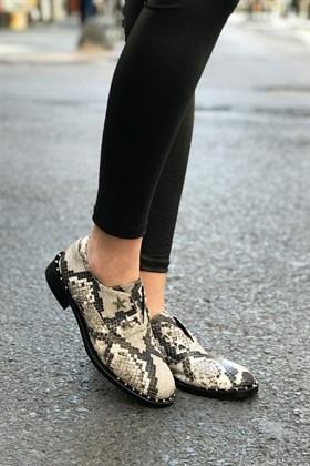 Gri Siyah deri Yılan Desenli Ayakkabı - TOSIA