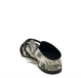 Gri Siyah Deri Yılan Desenli Sandalet - TELMA