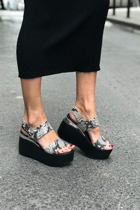 Siyah Beyaz Deri Yılan Desenli Dolgu Topuklu Sandalet - TONYA