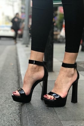 Siyah Rugan Hakiki Deri Tek Bant Platform Topuklu Ayakkabı - ADRIANA