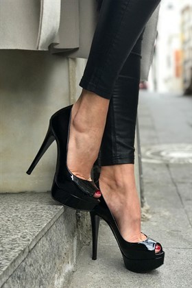 Siyah Rugan Deri Yüksek Topuklu Ayakkabı - GARAVANI